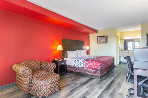 Guest room with king bed(s) | Econo Lodge, Clarksville TN Hotels