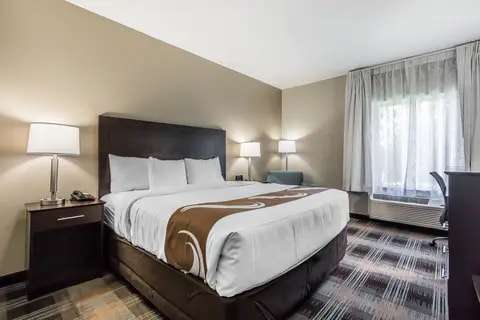 Guest room with one bed | Quality Inn, Pleasant-view TN Hotels