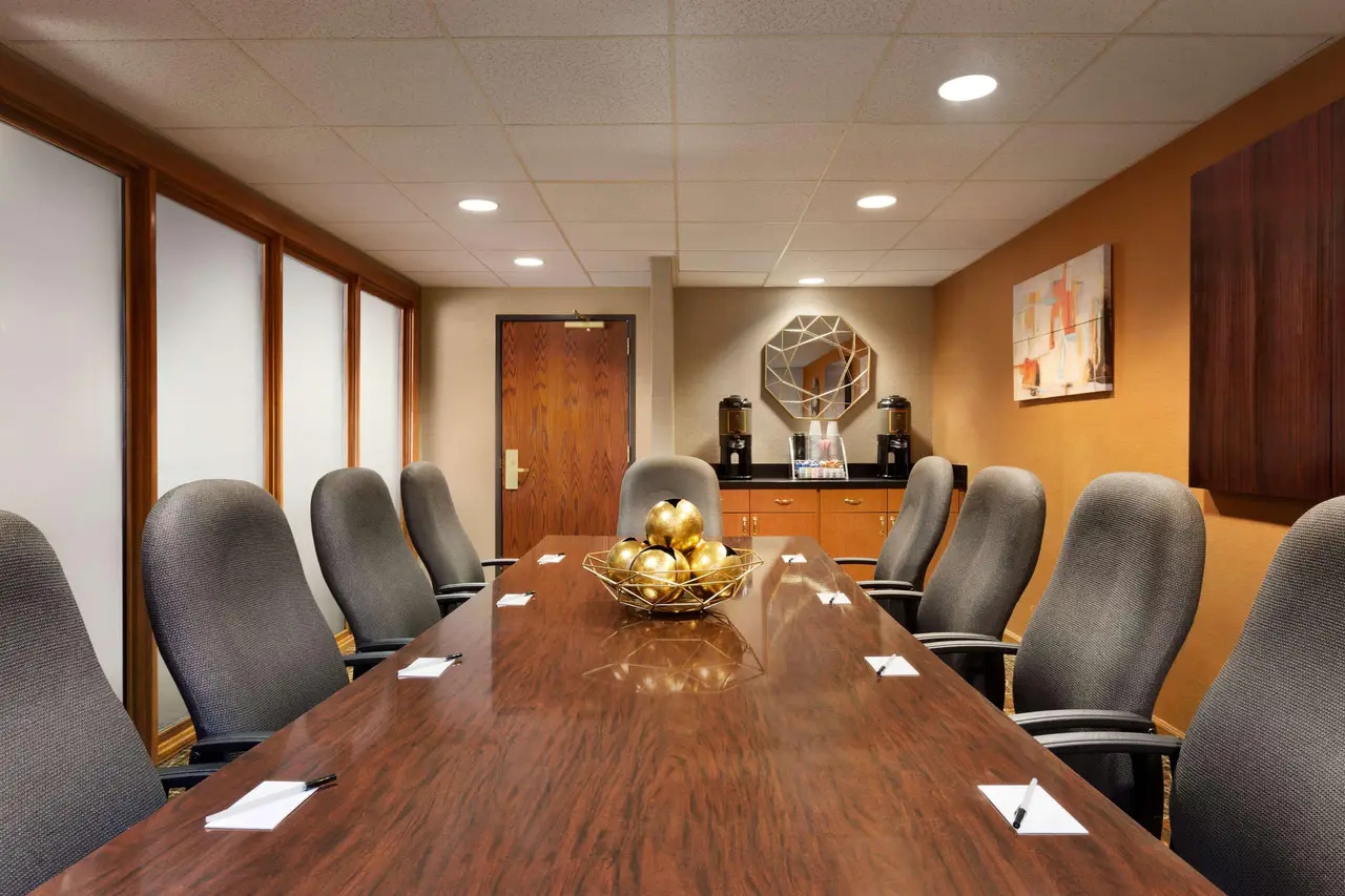BoardRoom | Country, Cordova TN Hotels