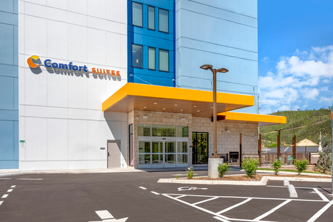 Hotel entrance | Comfort Suites, Gatlinburg TN Hotels