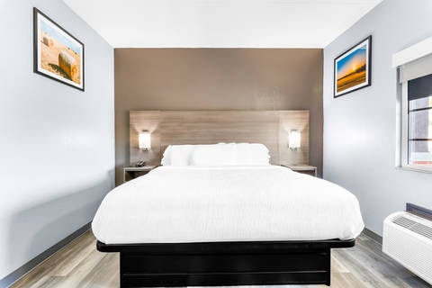 Guest room with king bed(s) | Quality Inn, Lawrenceburg TN Hotels