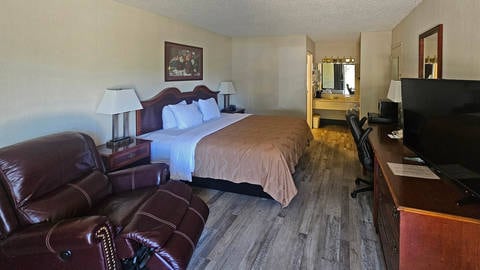 Guest room with queen bed(s) | Quality Inn, Ennis TX Hotels