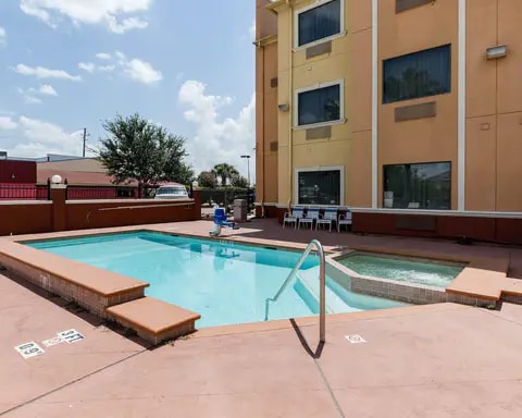 Outdoor pool| Quality Suites hotel in Houston, TX
