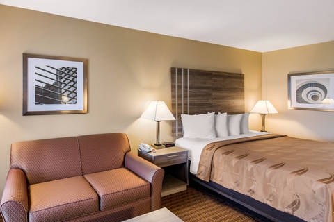 Guest room with sitting area | Quality Inn, Paris TX Hotels