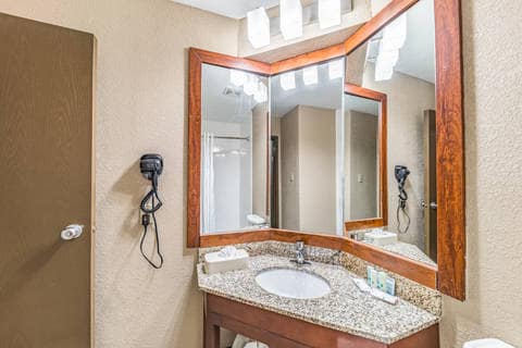 Guest room with king bed(s) | Quality Inn, Plano TX Hotels