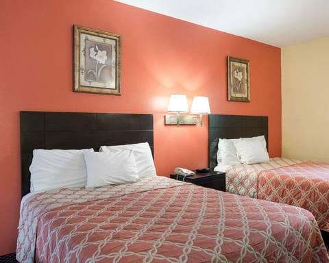 Guest room with queen beds