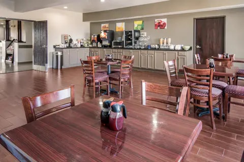 Enjoy breakfast in this seating area | Quality Inn, Fort-worth TX Hotels