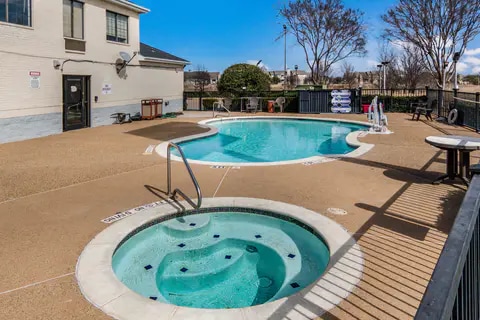 Outdoor hot tub | Quality Inn, Fort-worth TX Hotels