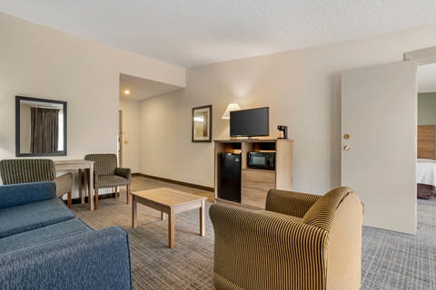 Suite with queen bed(s) | Quality Inn, Houston TX Hotels