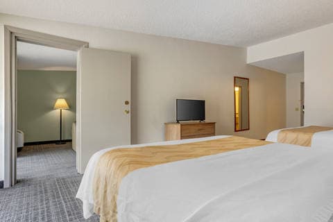 Suite with queen bed(s) | Quality Inn, Houston TX Hotels