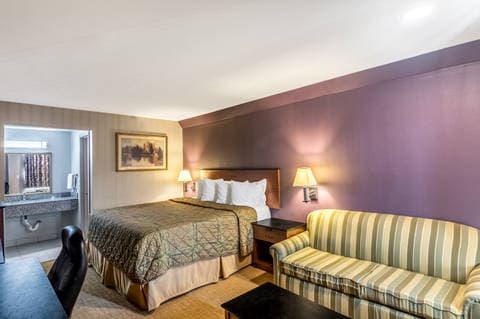 Guest room with king bed(s) | Rodeway Inn, Arlington TX Hotels