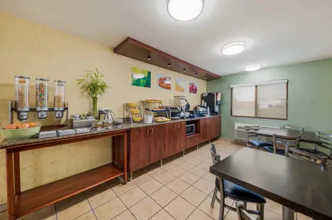 Free hot breakfast | Quality Inn, Denton TX Hotels