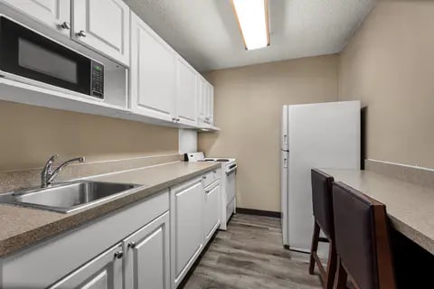 Queen suite | Suburban, Houston TX Hotels
