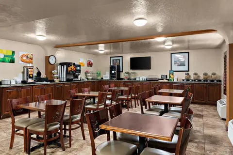 Enjoy breakfast in this seating area | Quality Inn, Saint-george UT Hotels