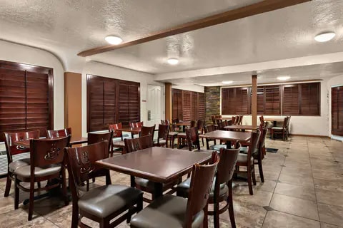 Enjoy breakfast in this seating area | Quality Inn, Saint-george UT Hotels