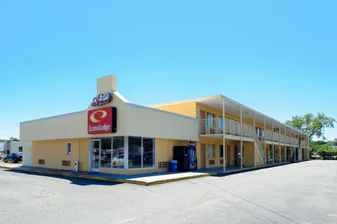 Hotel exterior | Econo Lodge, Norfolk VA Hotels