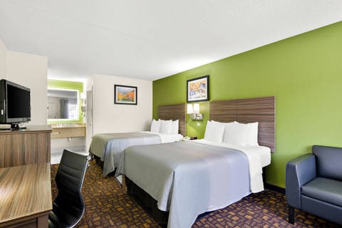 Guest room with double bed(s) | Quality Inn, Salem VA Hotels