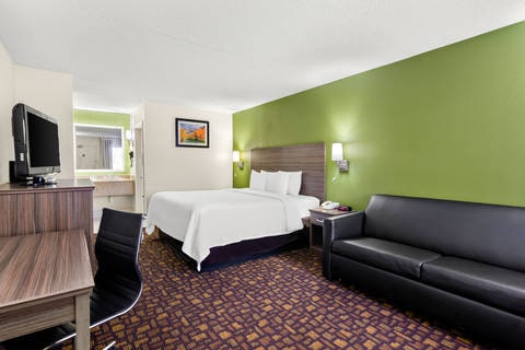 Guest room with king bed(s) | Quality Inn, Salem VA Hotels