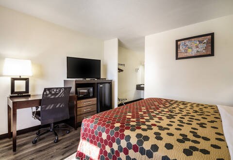 Guest room with flat-screen television | Econo Lodge, Glade-spring VA Hotels