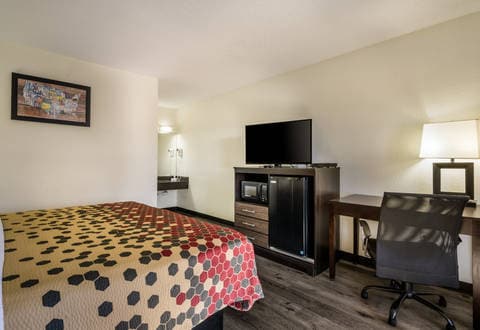 Guest room with flat-screen television | Econo Lodge, Glade-spring VA Hotels