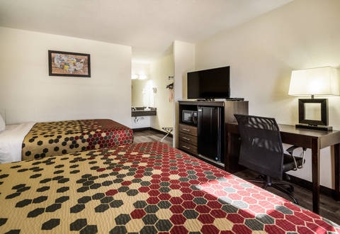 Guest room with queen bed(s) | Econo Lodge, Glade-spring VA Hotels