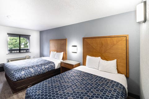 Guest room with queen bed(s) | Rodeway Inn, Hopewell VA Hotels