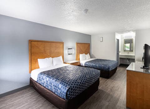 Guest room with queen bed(s) | Rodeway Inn, Hopewell VA Hotels