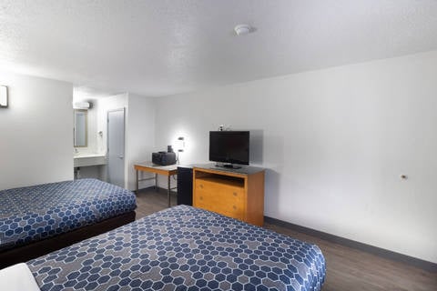 Guest room with queen bed(s) | Rodeway Inn, Hopewell VA Hotels