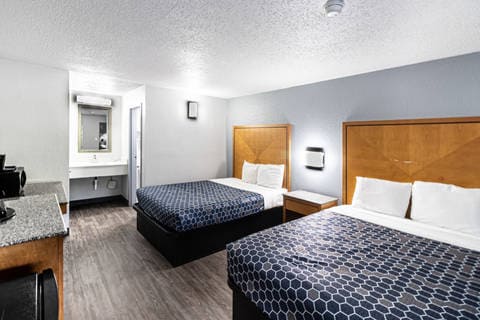 Guest room with queen bed(s) | Rodeway Inn, Hopewell VA Hotels