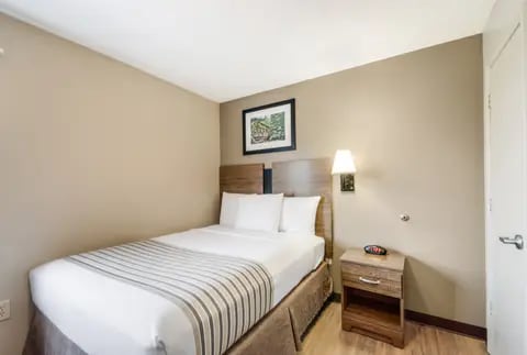 Guest room with queen bed(s) | Suburban, Sterling VA Hotels