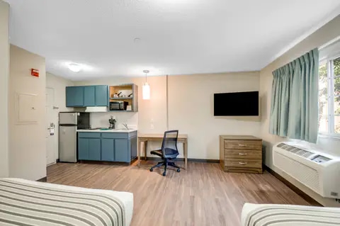 Guest room with added amenities | Suburban, Sterling VA Hotels