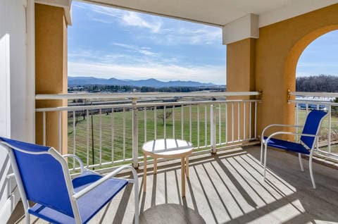King suite | Comfort Inn, Raphine VA Hotels