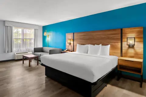 Guest room with king bed(s) | Clarion, Falls-church VA Hotels