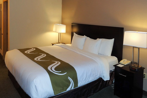 Guest room with king bed | Quality Inn, Tulalip WA Hotels