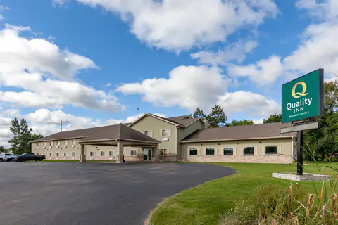 Hotel exterior | Quality Inn, Redgranite WI Hotels