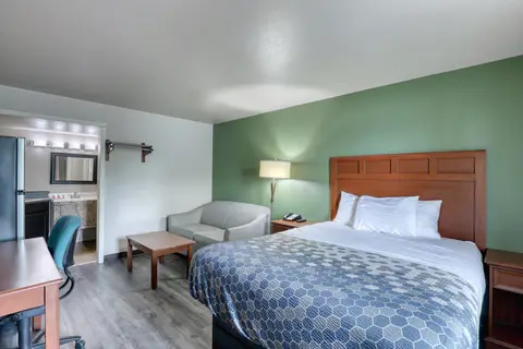 Guest room | Suburban, Neenah WI Hotels