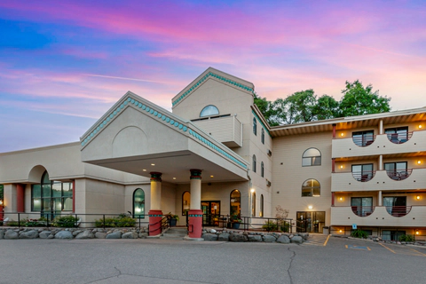 Hotel exterior - Twilight | RocketFuel, Wisconsin-dells WI Hotels