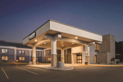 Hotel Exterior | Country, La-crosse WI Hotels
