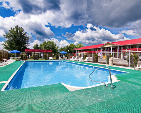 Outdoor pool | Quality Inn New River Gorge hotel in Fayetteville, WV