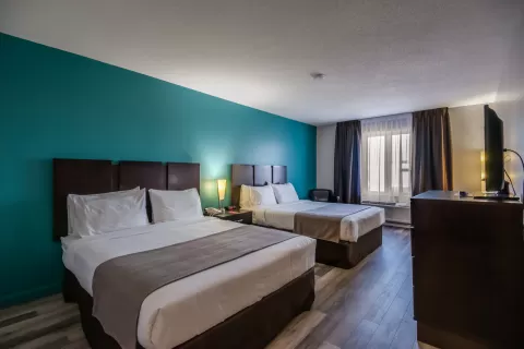 Spacious room with queen beds | Econo Lodge Inn & Suites - Hôtel à St. Apollinaire, QC