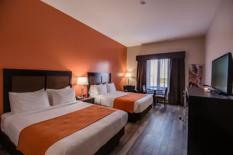 Spacious room with queen beds | Econo Lodge Inn & Suites - Hôtel à St. Apollinaire, QC