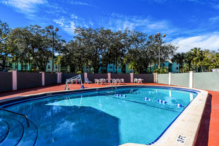 Econo Lodge Busch Gardens Hotel In Tampa Fl