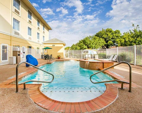 hotels in cotulla texas with indoor pool